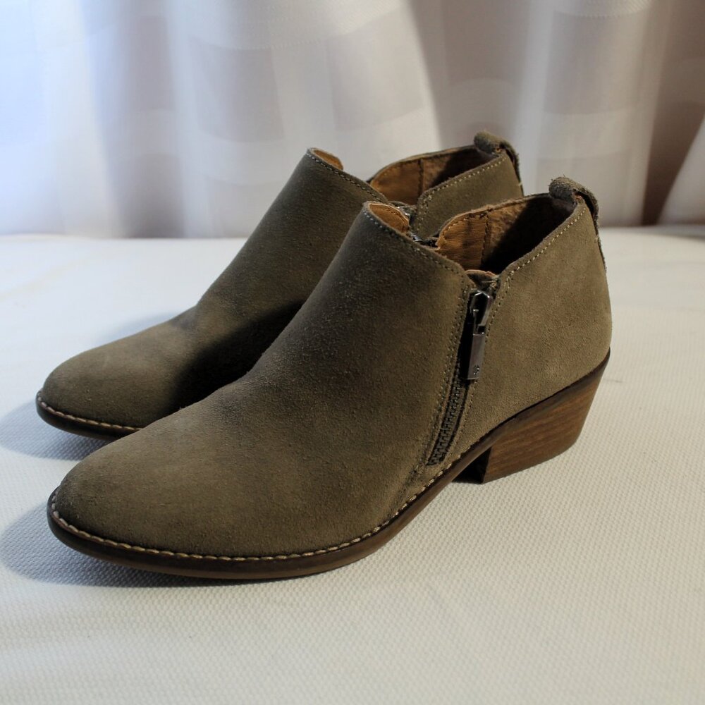 Lucky Brand Taupe Suede Ankle Boots / Booties, 1.75" Stacked Heel, 6M